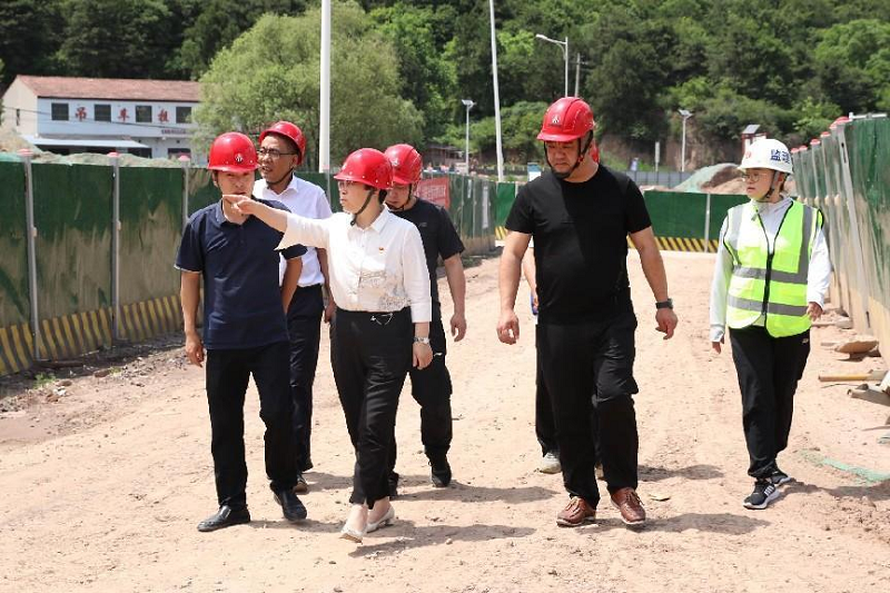 陜西建材科技公司黨委副書記、工會(huì)主席姜曉芹一行到黃陵新材公司調(diào)研指導(dǎo)工作