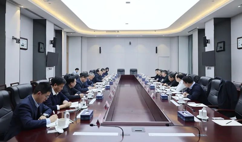 省發(fā)展改革委黨組成員、副主任，省能源局局長何鐘一行到陜煤集團(tuán)調(diào)研座談